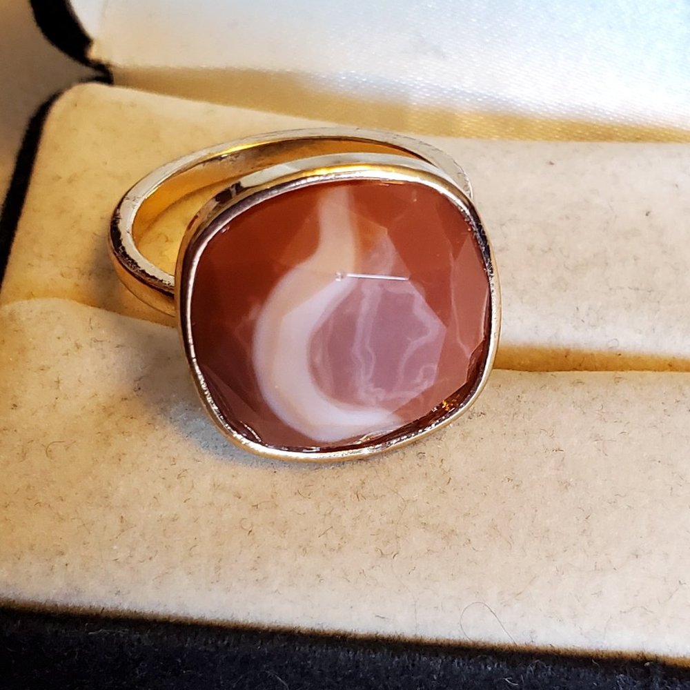 Size 9 Gold Tone Brown Plastic Swirl Square Ring